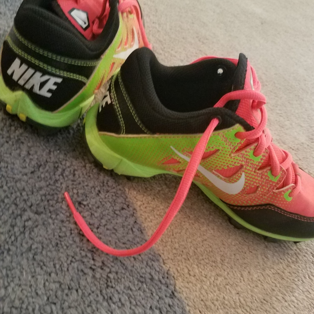 NIKE Girls Softball shoes size 2.5Y.  Beautiful
